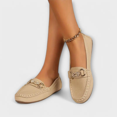 Beżowe damskie loafers z ozdobnym detalem – elegancja i komfort na co dzień
