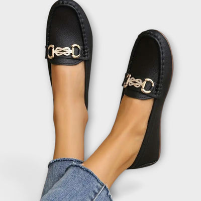 Beżowe damskie loafers z ozdobnym detalem – elegancja i komfort na co dzień