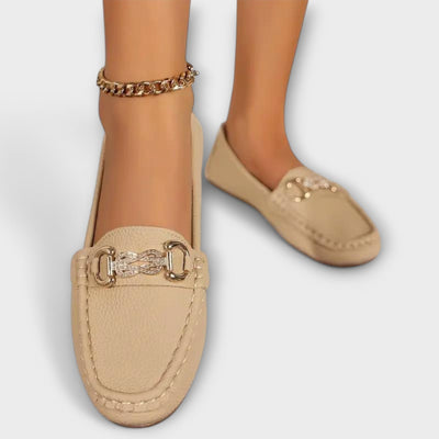 Beżowe damskie loafers z ozdobnym detalem – elegancja i komfort na co dzień