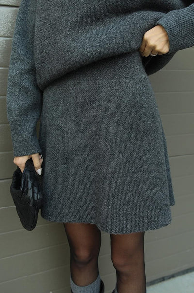 Komplet Damski – Elegancki Sweter i Spódnica w Dzianinowym Stylu