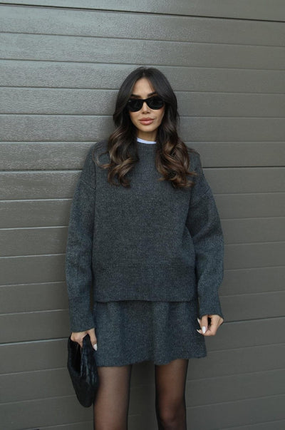 Komplet Damski – Elegancki Sweter i Spódnica w Dzianinowym Stylu