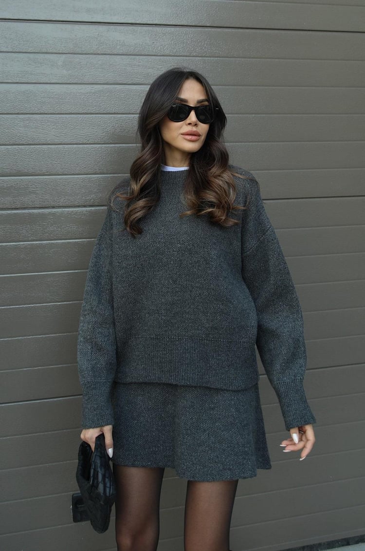 Komplet Damski – Elegancki Sweter i Spódnica w Dzianinowym Stylu