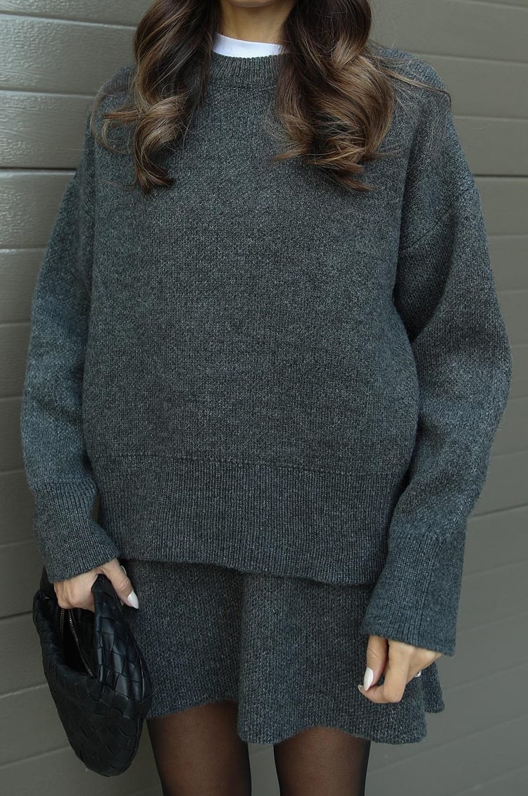 Komplet Damski – Elegancki Sweter i Spódnica w Dzianinowym Stylu