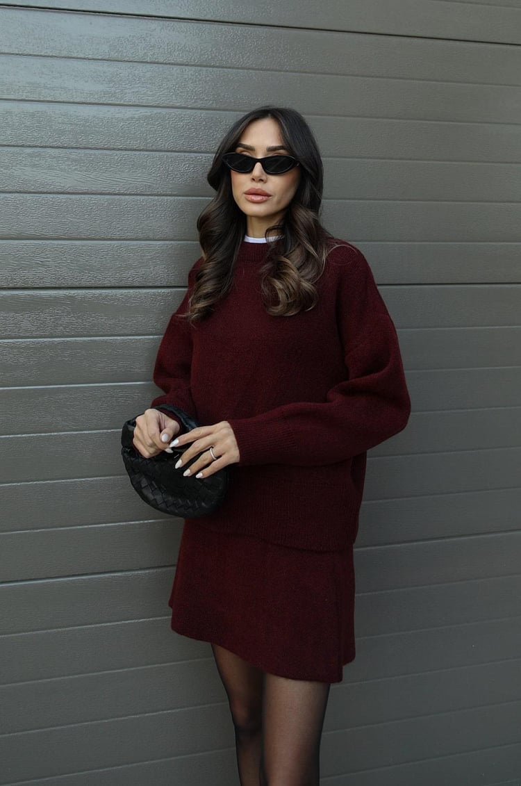 Komplet Damski – Elegancki Sweter i Spódnica w Dzianinowym Stylu
