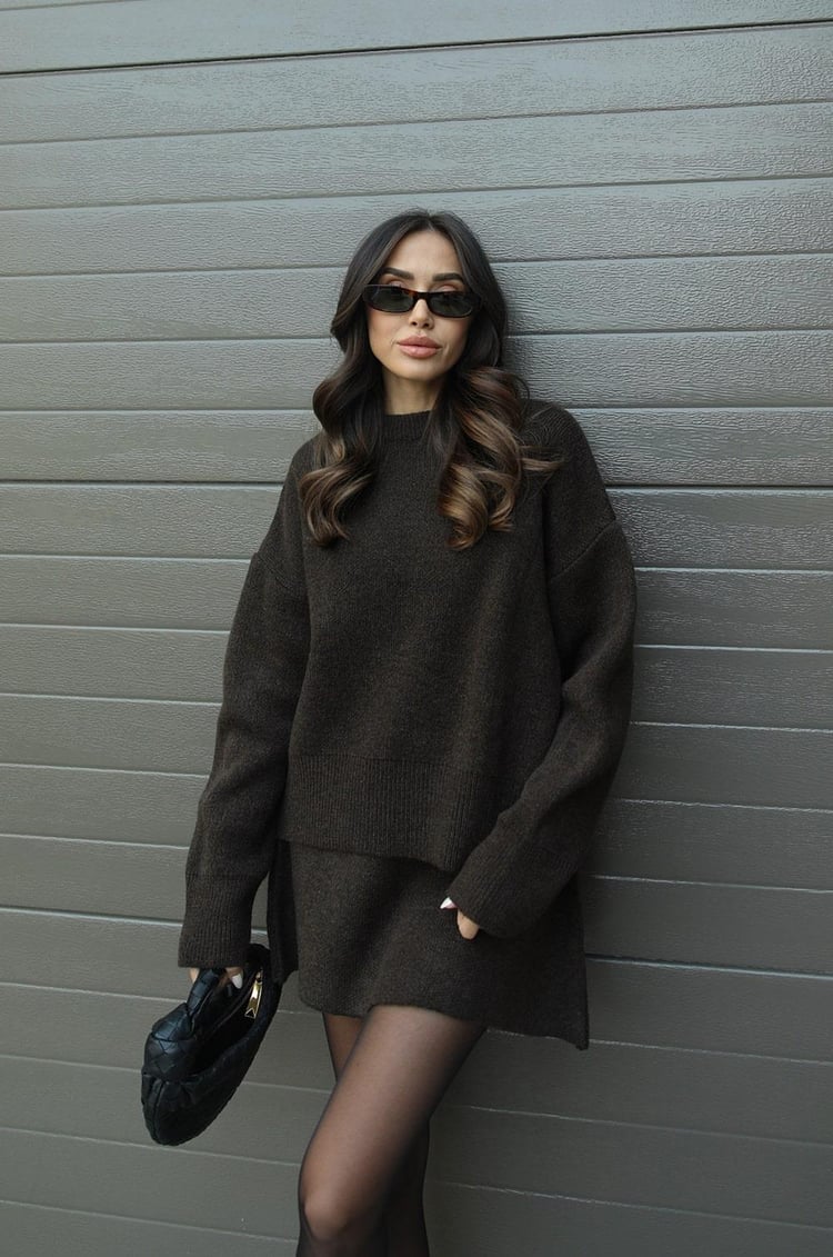 Komplet Damski – Elegancki Sweter i Spódnica w Dzianinowym Stylu