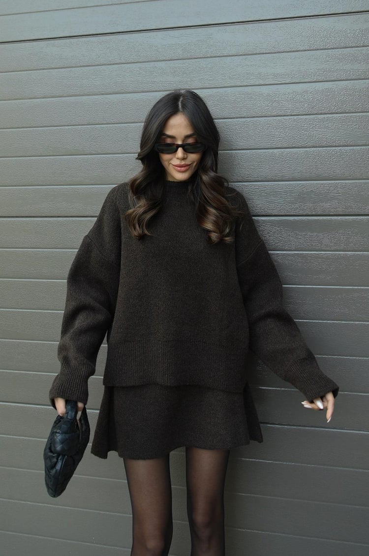 Komplet Damski – Elegancki Sweter i Spódnica w Dzianinowym Stylu