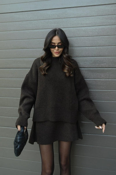 Komplet Damski – Elegancki Sweter i Spódnica w Dzianinowym Stylu