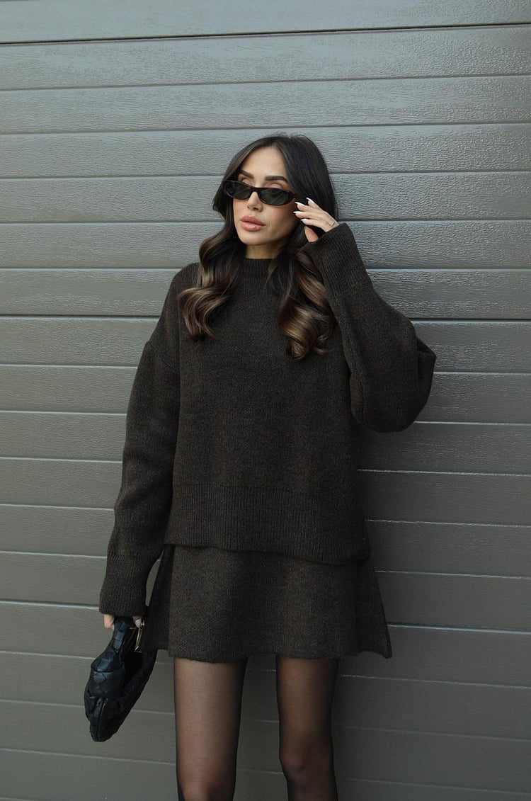 Komplet Damski – Elegancki Sweter i Spódnica w Dzianinowym Stylu