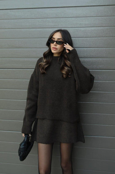 Komplet Damski – Elegancki Sweter i Spódnica w Dzianinowym Stylu
