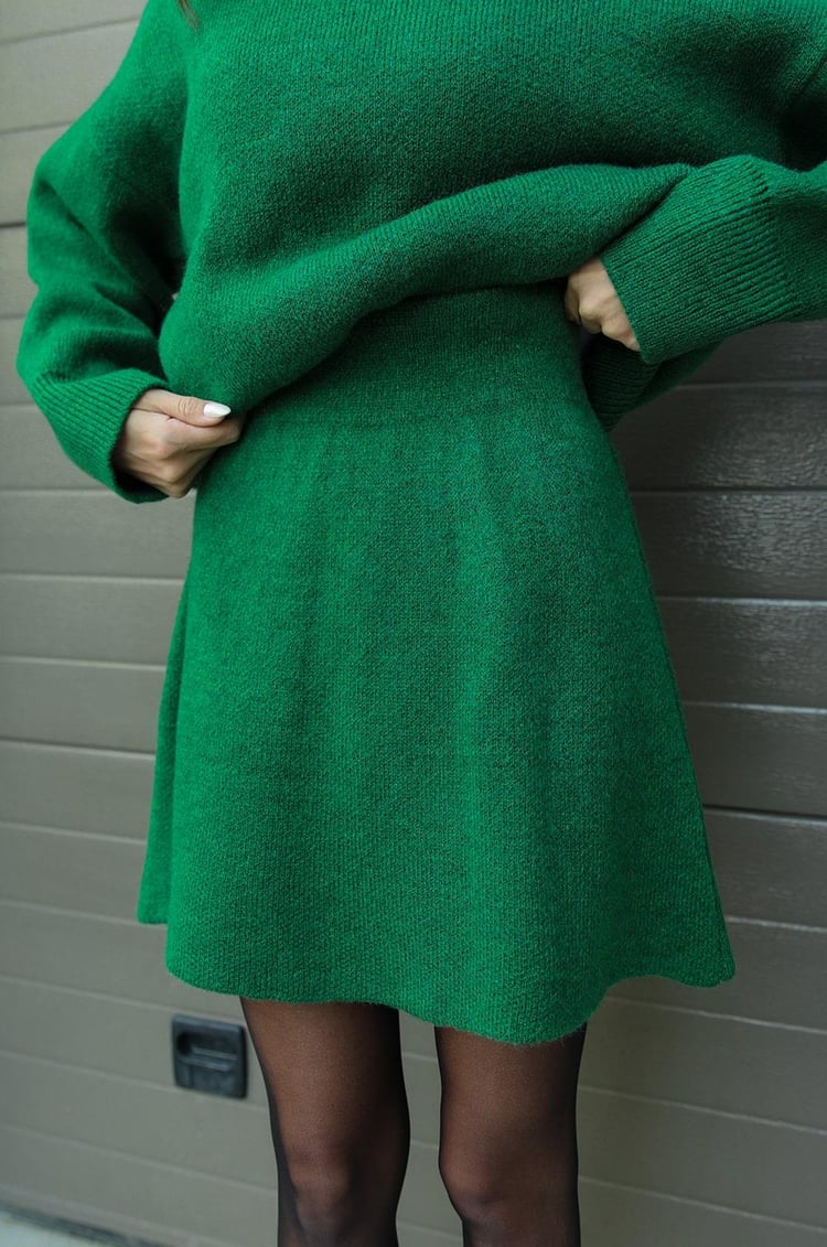 Komplet Damski – Elegancki Sweter i Spódnica w Dzianinowym Stylu